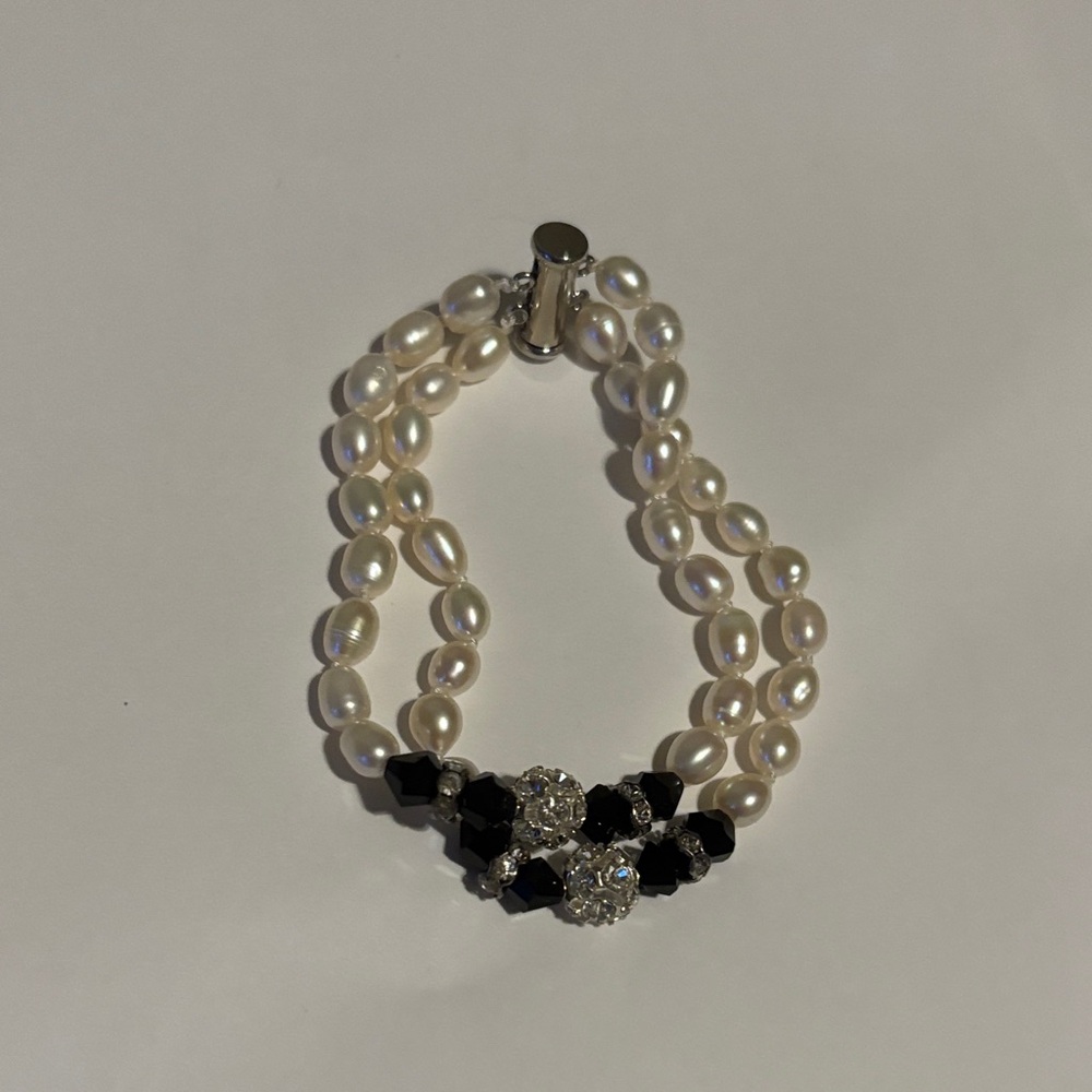 Elegant Pearl and Black Bead Bracelet